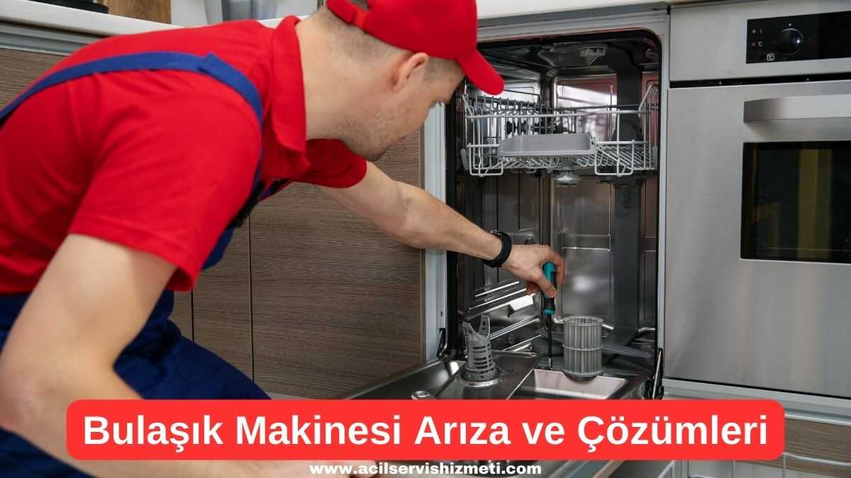Bulaşık makinesinde teknik kontrol yapan uzman